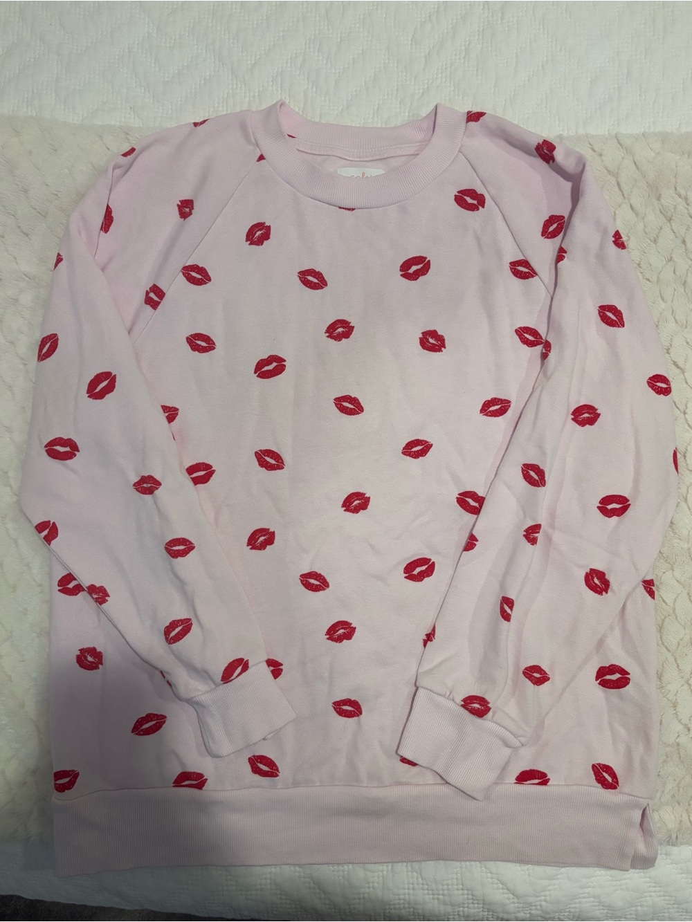 Colsie Pink Sweatshirt and Sweatpants with Red Lip Print